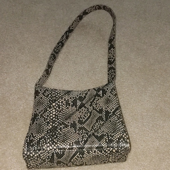 Guess sneak print purse - Picture 2 of 6